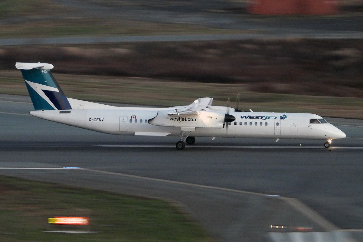 de Havilland Dash 8-400 (C-GENV)