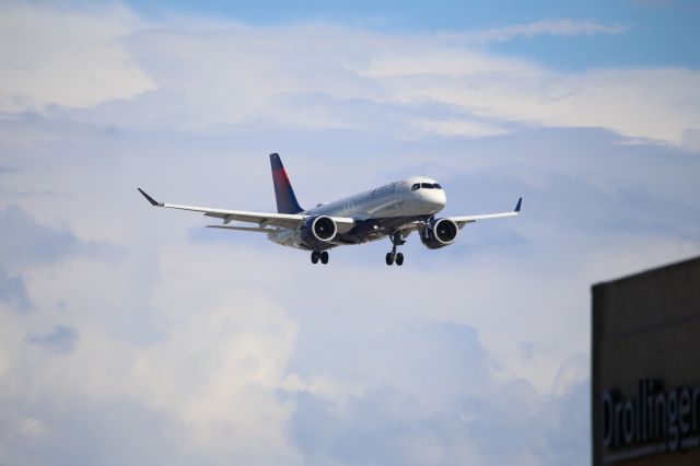 Airbus A220-300 (N309DU)