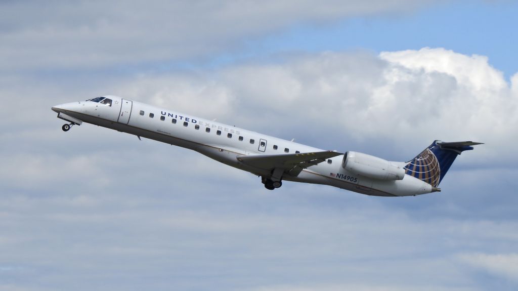 Embraer ERJ-135 (N14905) - Departing RWY1 
