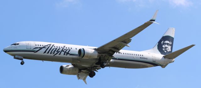 Boeing 737-900 (N309AS) - On approach to 7R at KMKE.