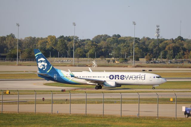 Boeing 737-900 (N487AS) - First time seeing the "oneworld" Alaska here