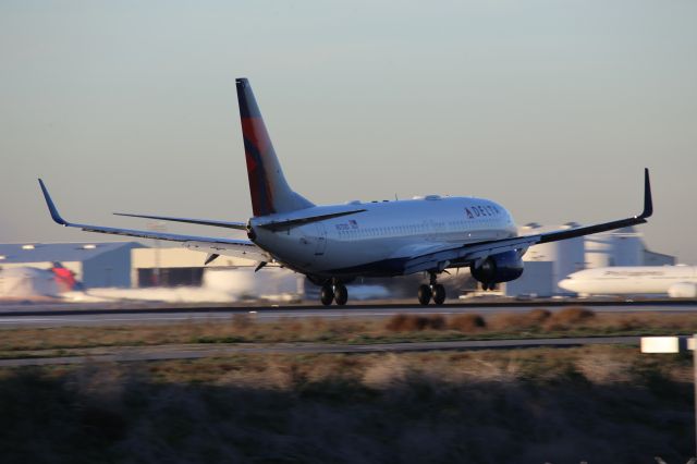 Boeing 737-800 (N3750D)