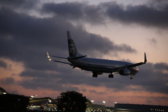 Boeing 737-700 (N409AS)