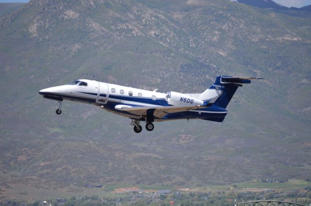 Embraer Phenom 300 (N6DQ)