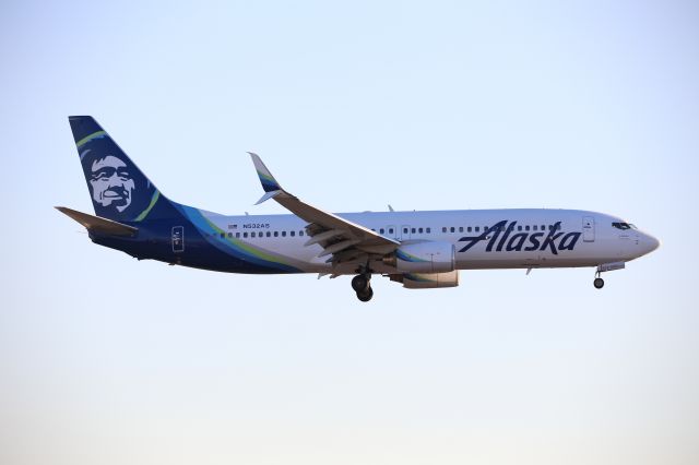 Boeing 737-800 (N532AS)
