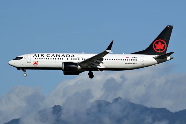 Boeing 737 MAX 8 (C-GMIQ)