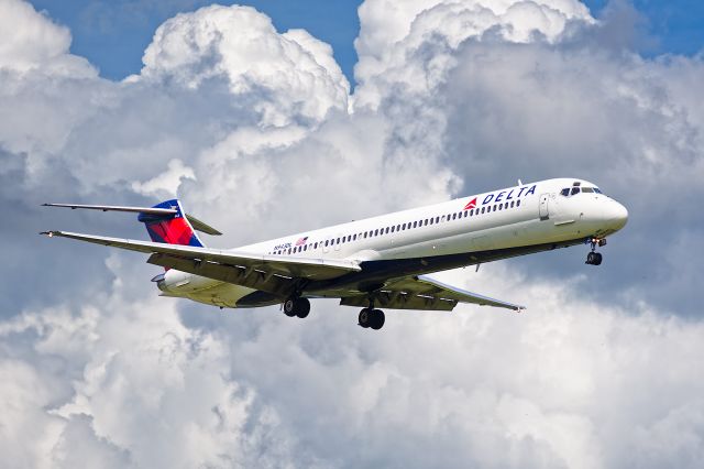 McDonnell Douglas MD-88 (N943DL) - 9/26/2015. Short final to 19R.