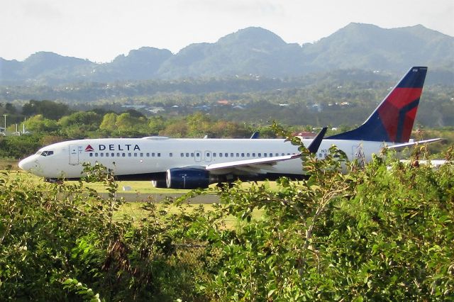 Boeing 737-800 (N3732J)