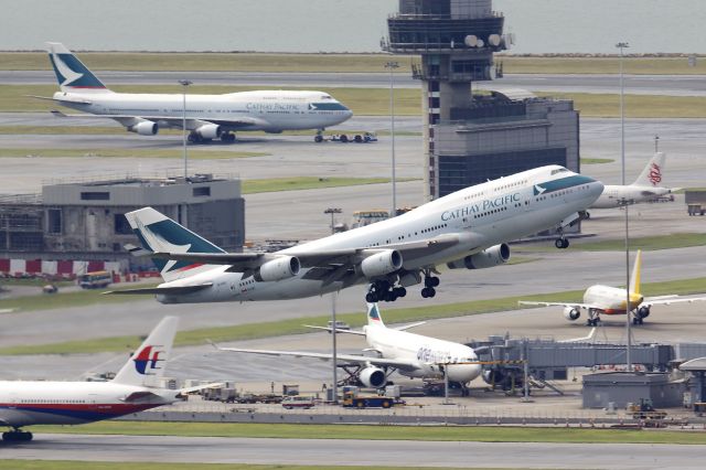 Boeing 747-400 (B-HUG)