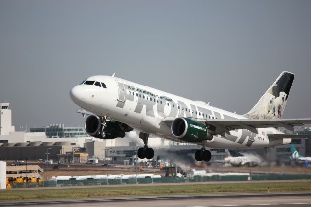 Airbus A319 (N924FR) - Departing 17R