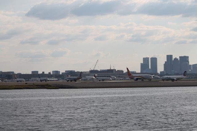 — — - A nice lineup of planes at KBOS. First is an American Eagle E190 (N115HQ). Next is an Alaska 737-800 (N517AS). A Hainan 787-8 follows (B-2759). After is a Delta MD-88 (N998DL). Behind the Delta but obscured by the E190 taking off is another Delta, but a DC-9 (tail # unknown). Then comes a US Airways A320 and a Delta 737-800.