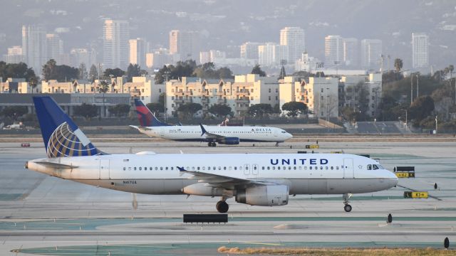 Airbus A320 (N417UA) - Taxiing to gate at LAX on taxiway Bravo