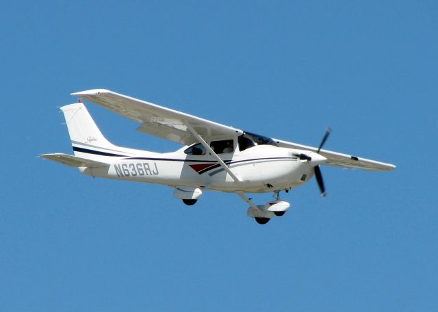 Cessna Skylane (N636RJ) - Landing at Shreveports Downtown Airport.