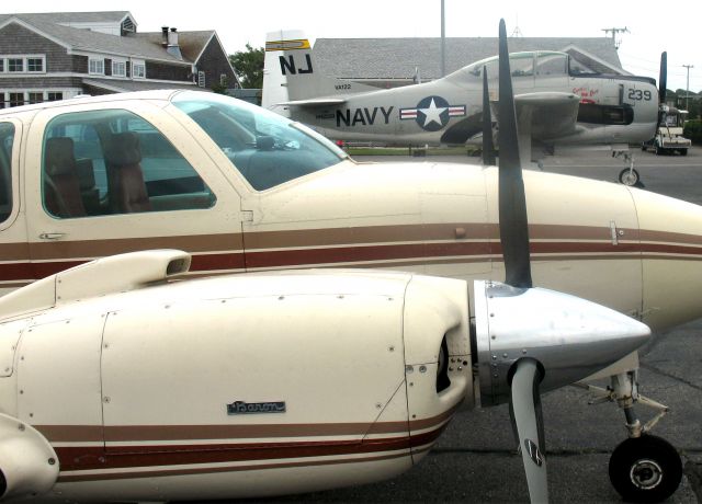 Beechcraft Baron (58) (N7237X) - One of RELIANT AIRs Barons. They have the lowest fuel price on the Danbury (KDXR) airport!