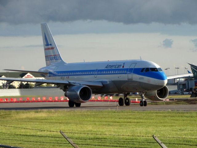 Airbus A319 (N744P)