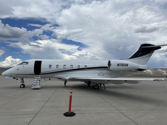 Bombardier Challenger 300 (N115AN)