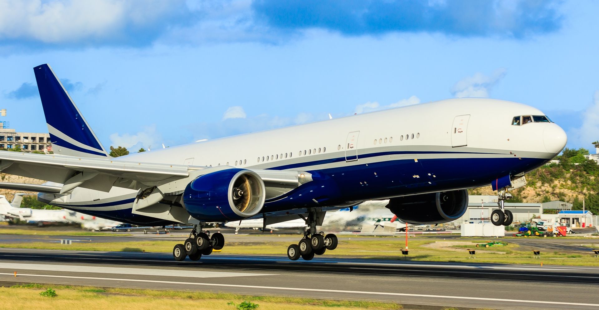 Boeing 777-200 (N777UK) - A nice come back for this gentle baby N777UK Boeing 777-212ER touching down at TNCM St Maarten after a very long flight over the US continent.br /31/12/2018