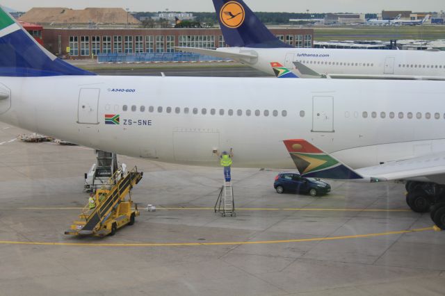 Airbus A340-600 (ZS-SNE)