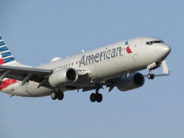 Boeing 737-800 (N968NN) - Landing RWY 20R