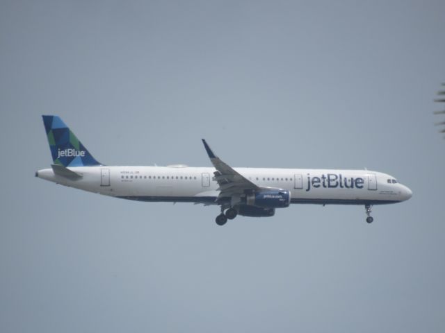 Airbus A321 (N996JL) - JetBlue’s beautiful a321 landing in grand cayman 