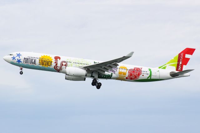 Airbus A330-300 (CS-TOW)