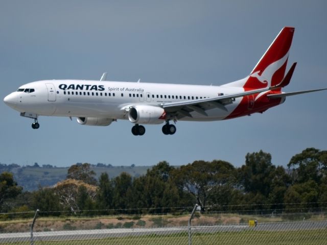 Boeing 737-800 (VH-VXR) - About to land on runway 05.