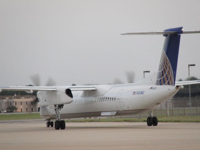 de Havilland Dash 8-400 (N34NG)