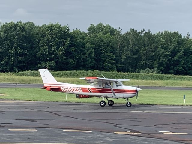 Cessna Commuter (N66006) - N66006 (C150) arriving at Quakertown Airport (KUKT)br /Photo Date: June 12, 2021