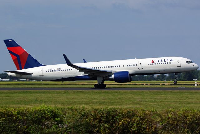 Boeing 757-200 (N702TW)