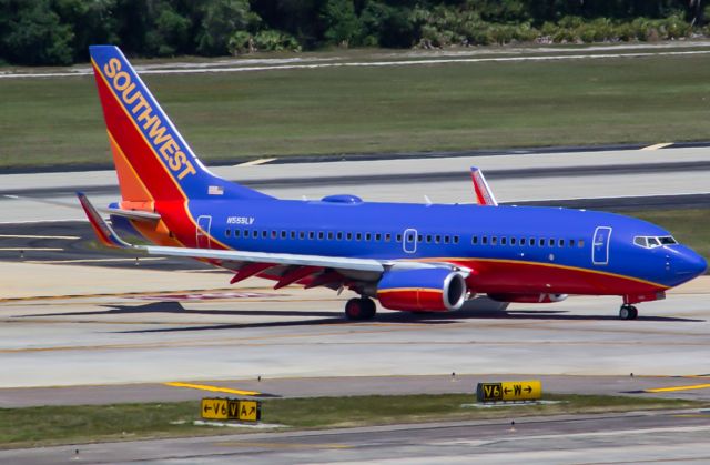 Boeing 737-700 (N555LV)