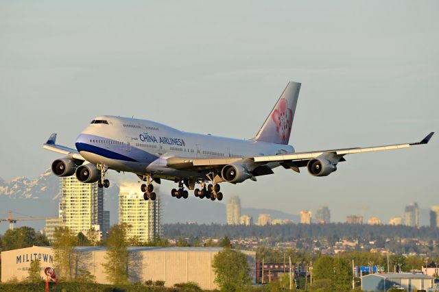 Boeing 747-400 (B-18208)