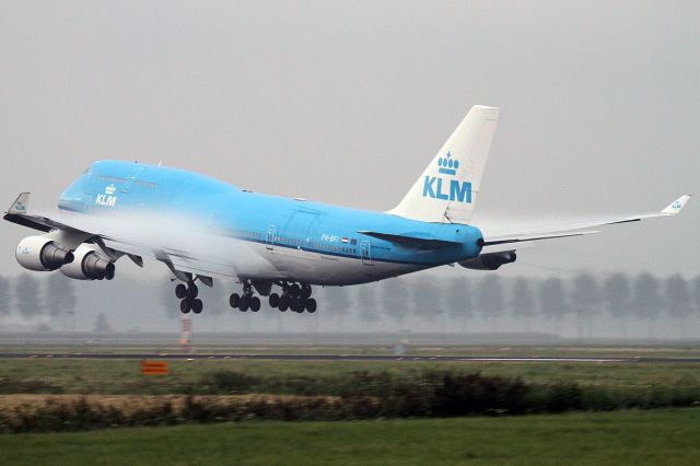 Boeing 747-400 (PH-BFI) - early morning arrival 18R