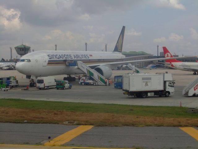 Boeing 777-200 (9V-SVE) - Ground service on SIA B777-200ER 9V-SVE at IST, 11.08.2013.