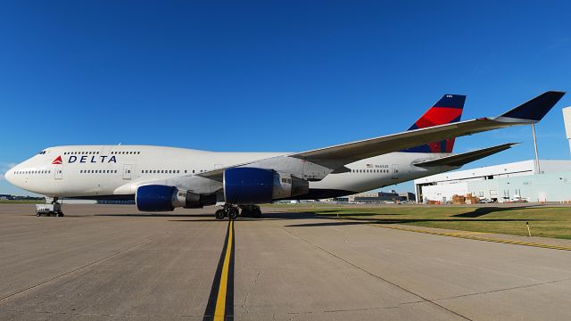 Boeing 747-400 (N665US)