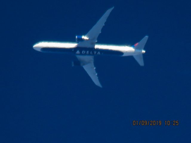 BOEING 767-400 (N836MH)