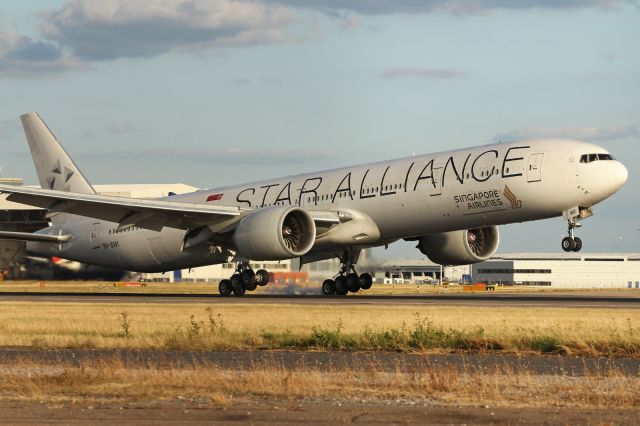 Boeing 777-200 (9V-SWI) - Singapore Airlines, Star Alliance, B777-300ER, touches down at LHR.