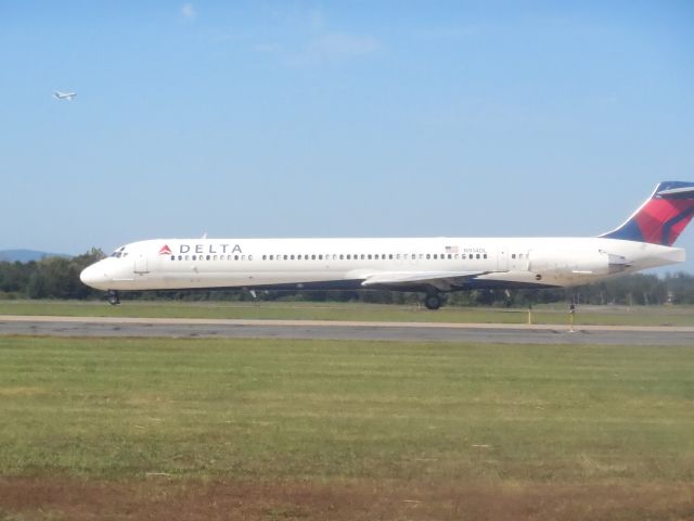 McDonnell Douglas MD-88 (N914DL) - A Delta DC-9-88 (MD88) Taxiing While A B777 Takes Off In The Distance