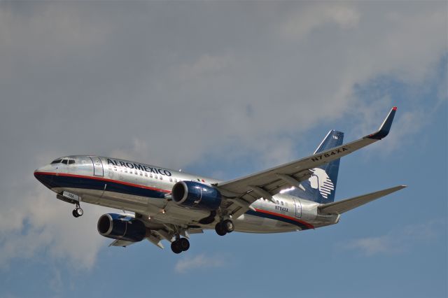 Boeing 737-700 (N784XA) - Boeing B737-752 of AeroMexico old colors is on approach to Mexico City International Airport AICM (07/2018).