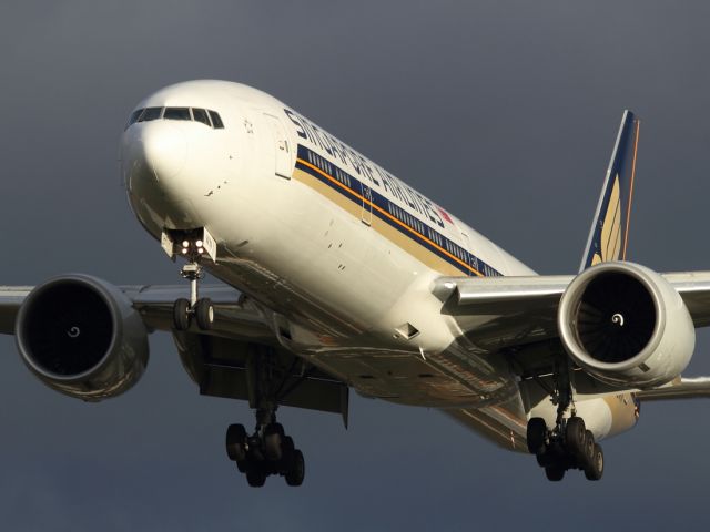 Boeing 777-200 (9V-SWN) - Approaching runway 027L at LHR.