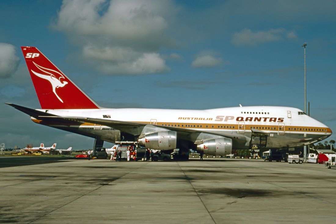 Airbus A330-200 (VH-EBA) - QANTAS - BOEING 747SP-38 - REG : VH-EAB (CN 22672/537) - ADELAIDE INTERNATIONAL AIRPORT SA. AUSTRALIA - YPAD (11/11/1986)