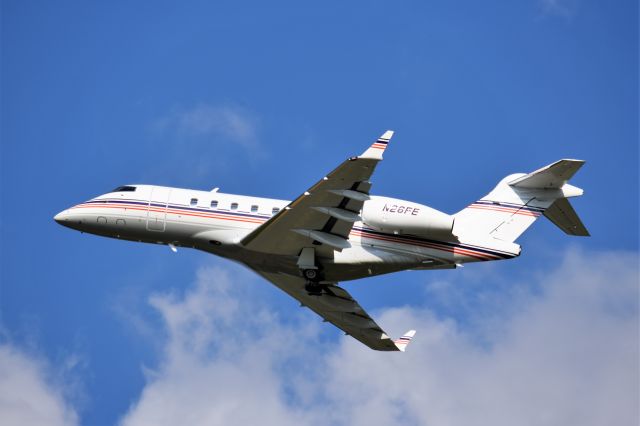 Bombardier Challenger 300 (N26FE)