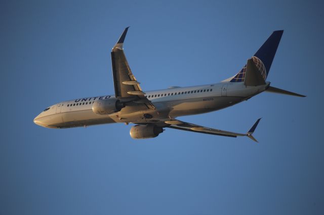 Boeing 737-800 (N37273)