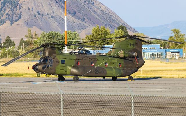 Boeing CH-47 Chinook (14-7301)