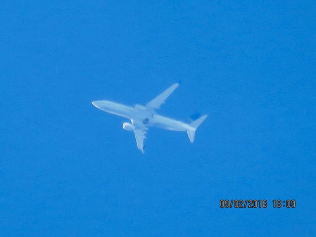 Boeing 737-800 (N14235)