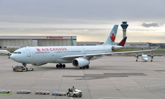 Airbus A330-300 (C-GHKW) - Air Canada Airbus A330-343 C-GHKW in Toronto 