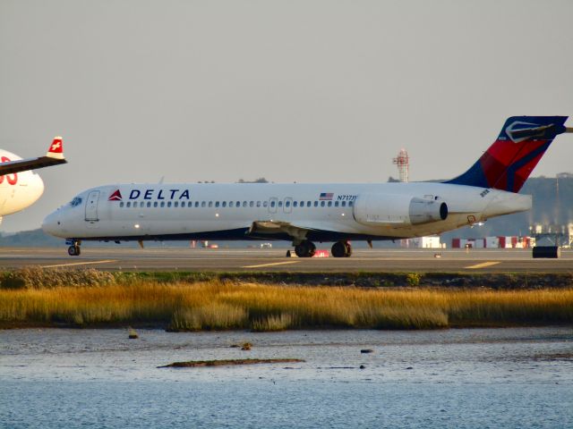 Boeing 717-200 (N717JL) - Waiting to takeoff of 22R (10/9/2018)