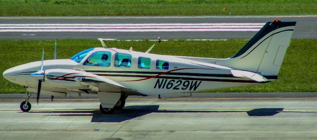 Beechcraft Baron (58) (N1629W) - N1629W Beechcraft Baron 58 s/n TH-245 - San Juan - Luis Muñoz Marin International (SJU/TJSJ) - Puerto Ricobr /October 25, 2009 br /Photo:  Tomás Del Coro br /Aeroparque