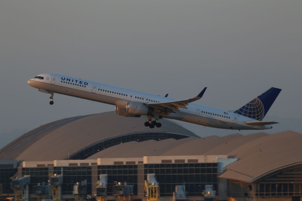 BOEING 757-300 (N57868)
