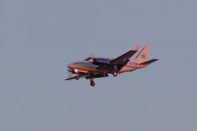 Piper Aztec (N225TM) - Sunset arrival at Dulles International