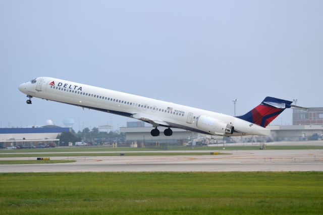 McDonnell Douglas MD-88 (N929DN)